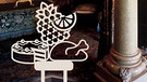 Illustration: Tisch mit Kuchen, Obst und Geflügel,  Ludwigs Schlösser | Bild: picture-alliance/dpa, Creativ Collection