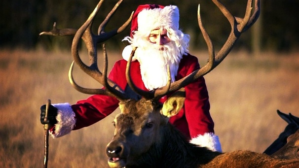 Der Weihnachtsmann mit seinem Rentier - ist das nun der Heilige Nikolaus oder jemand ganz anderes? | Bild: picture-alliance/dpa
