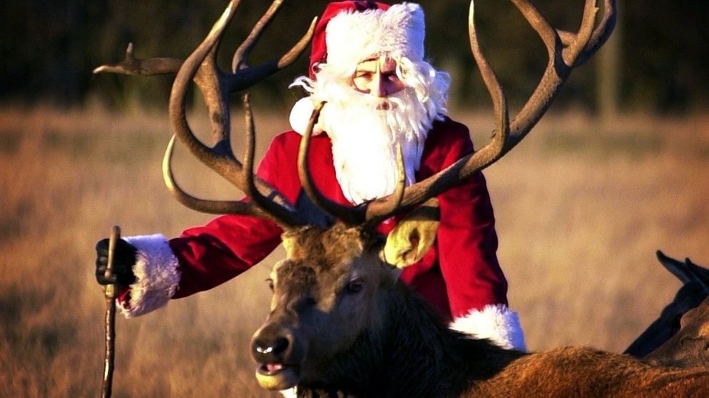Der Weihnachtsmann mit seinem Rentier - ist das nun der Heilige Nikolaus oder jemand ganz anderes? | Bild: picture-alliance/dpa