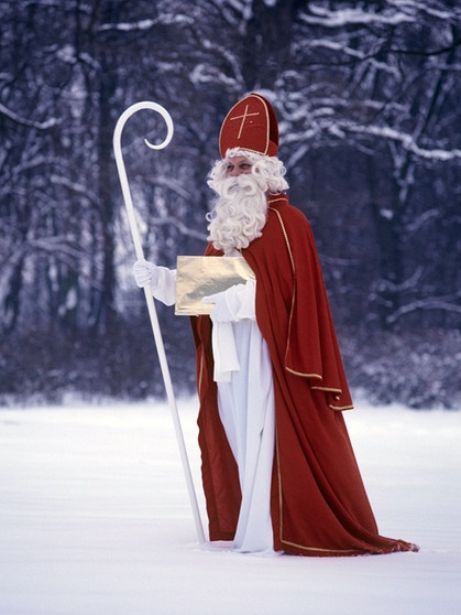 Der Heilige Nikolaus mit Bischofsmütze und Krumstab | Bild: picture-alliance/dpa