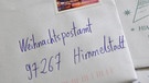 Briefe von Kindern an das Christkind liegen im einzigen bayerischen Weihnachtspostamt in Himmelstadt auf einem Tisch | Bild: picture-alliance/dpa