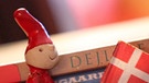 Andere Länder andere Sitten: In Dänemark schenken nicht Nikolaus oder Weihnachtsmann, sondern ein kleiner Wicht namens Nisse. | Bild: picture-alliance/dpa