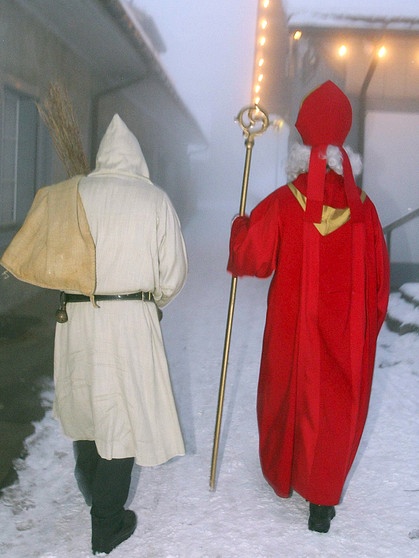 Krampus oder Knecht Ruprecht begleiten bisweilen den Heiligen Nikolaus und übernehmen die strafende Funktion. | Bild: picture-alliance/dpa