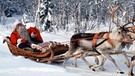 Santa Claus, die amerikanische Adaption des Heilien Nikolaus, sitzt im Rentierschlitten | Bild: colourbox.com