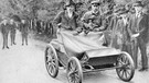 Opel-Rennwagen 1901. Die Geschichte vom Nähmaschinen-Produzenten zum größten Autoherstellers Deutschlands war die von Adam Opel. Die Opel-Geschichte in Bildern. | Bild: GM Company