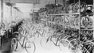 Fahrradbau bei Opel 1912. Die Geschichte vom Nähmaschinen-Produzenten zum größten Autoherstellers Deutschlands war die von Adam Opel. Die Opel-Geschichte in Bildern. | Bild: GM Company
