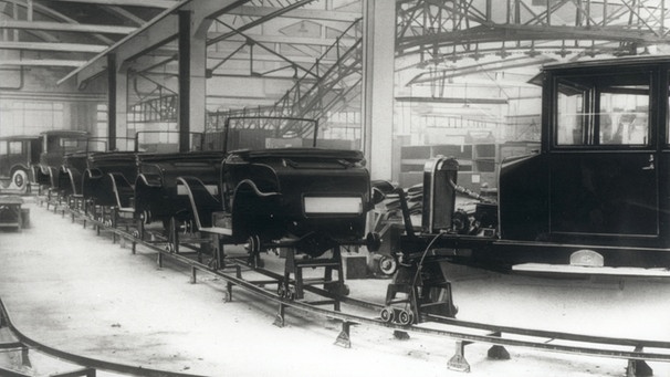 Fließband bei Opel 1926. Die Geschichte vom Nähmaschinen-Produzenten zum größten Autoherstellers Deutschlands war die von Adam Opel. Die Opel-Geschichte in Bildern. | Bild: GM Company