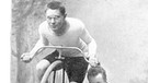 Wilhelm Opel hilft Fahrradrennfahrer 1913. Die Geschichte vom Nähmaschinen-Produzenten zum größten Autoherstellers Deutschlands war die von Adam Opel. Die Opel-Geschichte in Bildern. | Bild: GM Company