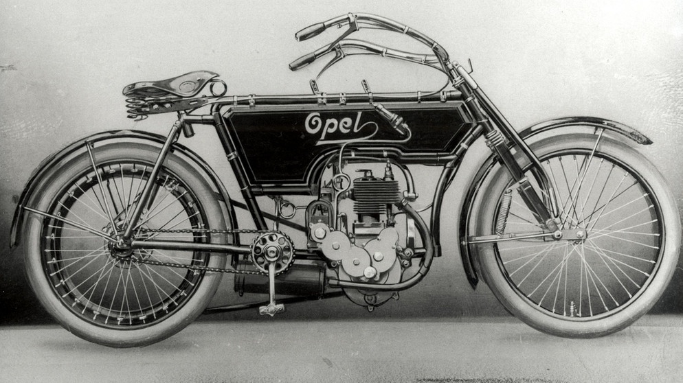 Opel Motorrad 1905. Die Geschichte vom Nähmaschinen-Produzenten zum größten Autoherstellers Deutschlands war die von Adam Opel. Die Opel-Geschichte in Bildern. | Bild: GM Company