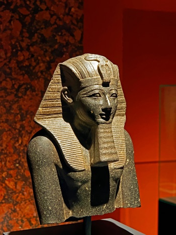 Mit ihm kam die Bezeichnung "Pharao" für die Könige Ägyptens auf: eine Statue des altägyptischen Königs Thutmosis III. | Bild: picture-alliance/dpa/ Prisma | Fiedler Bernd J.