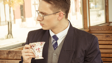 Adretter junger Mann mit Anzug und Teetasse | Bild: colourbox.com