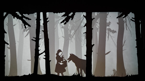 interaktive Videowand im Wolfs- und Herdenschutzinformationszentrum zeigt eine Szene aus dem Märchen Rotkäppchen. | Bild: picture alliance/dpa | Patrick Pleul