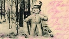 Eine Postkarte aus Meinau, Kreis Görlitz, zeigt: Der Schneemann trägt nicht nur den Zylinder eines Schornsteinfegers - er hat auch Beine aus Schnee! Schon gewusst? Am 18.1. ist jedes Jahr Weltschneemanntag.  | Bild: dpa/picture alliance/arkivi