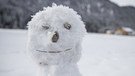 Ein kleiner Schneemann steht im Dezember 2020 in Oberstdorf am Wegesrand. Schon gewusst? Am 18.1. ist jedes Jahr Weltschneemanntag.  | Bild: dpa-Bildfunk/Daniel Karmann