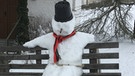 Im Februar 2019 wartet ein Schneemann in Reisbach-Griesbach. Eine sehr originelle Schneeskulptur! Das Schneemannbauen gilt als die "Kunst des kleinen Mannes": Kann jeder und macht jeder. Immer wieder gerne. Und immer entsteht ein Schneemann-Original. Nicht nur am 18. Januar, am internationalen Tag des Schneemanns. | Bild: BR/Guido Fromm