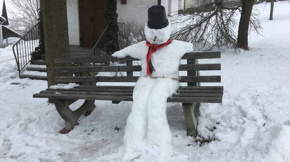 Im Februar 2019 wartet ein Schneemann in Reisbach-Griesbach. Eine sehr originelle Schneeskulptur! Das Schneemannbauen gilt als die "Kunst des kleinen Mannes": Kann jeder und macht jeder. Immer wieder gerne. Und immer entsteht ein Schneemann-Original. Nicht nur am 18. Januar, am internationalen Tag des Schneemanns. | Bild: BR/Guido Fromm