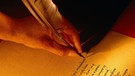 Hand schreibt mit Federkiel | Bild: picture-alliance / OKAPIA KG, Germany | Helmut Meyer zur Capellen