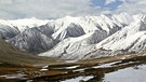Der Khunjerab-Pass im Karakorum-Gebirge. Neben Wüsten mussten auf dem antiken Handelsweg Seidenstraße auch Hochgebirge bezwungen werden. | Bild: dpa / Bildarchiv
