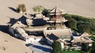 Oase am Mondsichelsee in der Nähe von Dunhuang, China. Eine Erfrischungsstation für Reisende auf der antiken Seidenstraße. | Bild: picture-alliance/dpa