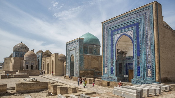 Nekropolis in Samarkand. Das Bauwerk zeigt den Einfluss arabischer Herrscher, die auf dem Weg der Seidenstraße 712 n. Chr. Samarkand einnahmen und den Islam verbreiteten. | Bild: picture alliance/prisma