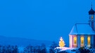 Warum heißt der letzte Tag des Jahres Silvester? Dieser Frage geht die Sendung "Gedanken zu Silvester" nach. Im Bild: Kirche in verschneiter Winterlandschaft. | Bild: colourbox.com