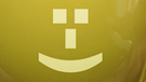 Tasse mit Smiley-Aufdruck. Heute ist der Smiley aus unserer digitalen Kommunikation nicht wegzudenken. Ob als Tastenkombination (Emoticon) oder Bild (Emoji), Smileys und andere Symbole prägen unsere Alltagskultur und unsere Sprache. | Bild: picture-alliance/Zoonar|Andreas Berheide