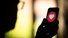 Der Herz-Button von Facebook auf einem Smartphone. Smileys und Emojis werden in der digitalen Kommunikation immer wichtiger. Was sie bedeuten und wie wir mit Symbolen kommunizieren. | Bild: picture-alliance/ NurPhoto | Jaap Arriens