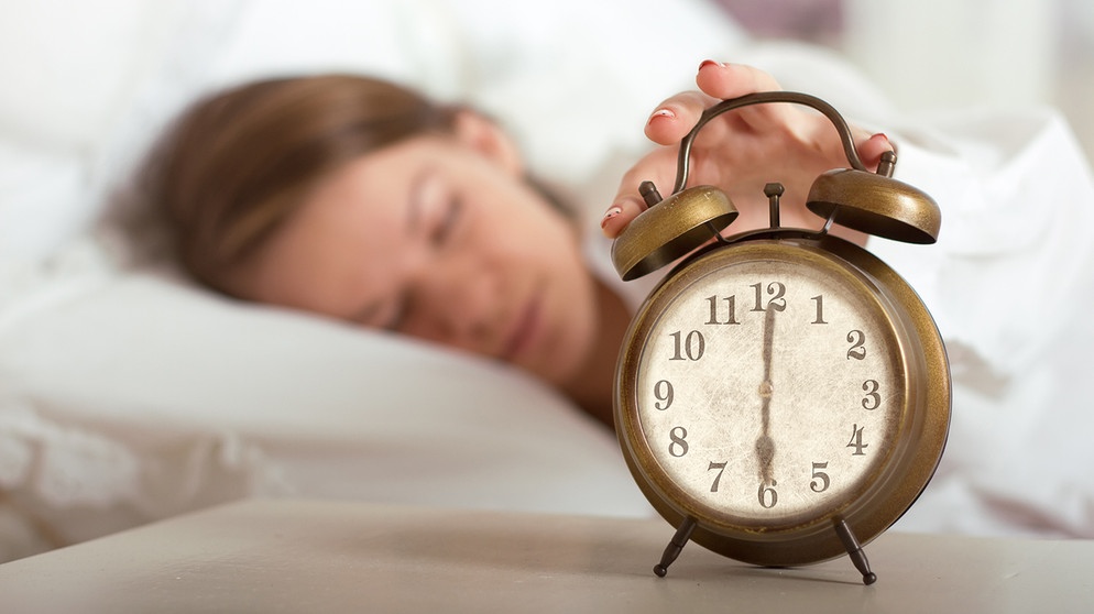 Bei welcher Zeitumstellung darf ich länger schlafen - zur  Sommer- oder zur Winterzeit? Im Bild: eine Frau am morgen im Bett | Bild: colourbox.com