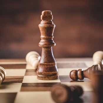 Mehrere Schachfiguren stehen auf einem Schachbrett. Klassische Gesellschaftsspiele wie "Mensch ärgere dich nicht", Mühle und Schach wurden bereits vor Jahrhunderten gespielt. | Bild: picture-alliance/dpa Mehrere Schachfiguren stehen auf einem Schachbrett. Klassische Gesellschaftsspiele wie "Mensch ärgere dich nicht", Mühle und Schach wurden bereits vor Jahrhunderten gespielt. | Bild: picture-alliance/dpa