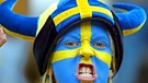 Alter Schwede! Warum heißt es eigentlich nicht junger Schwede - wie der junge schwedische Fußballfan im Bild? Wer ist eigentlich der alte Schwede oder der liebe Scholli? Hinz und Kunz behaupten ihnen schon einmal begegnet zu sein. Doch nur die wenigsten kennen ihre Pappenheimer wirklich. | Bild: picture-alliance/dpa