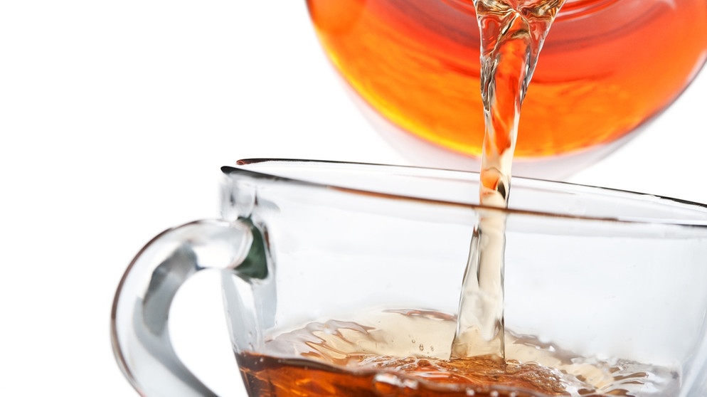 Tee wird von einer Teekanne in eine Glas-Tasse gegossen. | Bild: colourbox.com