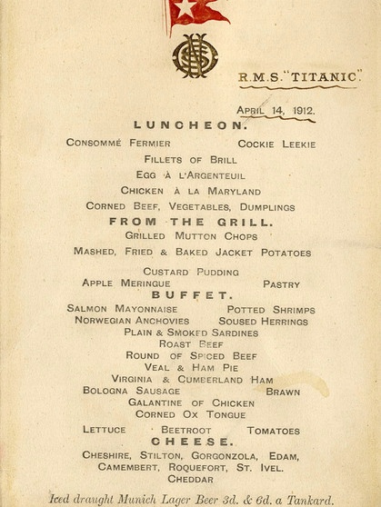 Ein Blick ganz unten auf die Speisekarte zeigt: Es gab sogar "Munich Lager Beer". Was zeigen die neuen 3-D-Scans des Wracks der Titanic? Was war die Ursache ihres Untergangs am 14. April 1912? Wie es auf der Titanic aussah, erfahrt ihr hier. | Bild: picture-alliance/dpa