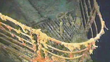 Schiffswrack der Titanic. In 3.800 Metern Tiefe schlummert das Wrack der Titanic. Noch! Bakterien zersetzen das Material. Am 14. April 1912 rammt die Titanic auf seiner Jungfernfahrt einen Eisberg. Noch heute liegt das Wrack mitsamt seiner Geheimnisse auf dem Meeresgrund. | Bild: RMS TITANTIC/DISCOVERY CHANNEL ONLINE/dpa