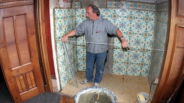 Toilette Wilhelm I. wird vermessen | Bild: picture-alliance/dpa