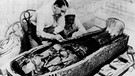 Howard Carter bei der Öffnung der Grabkammer Tutanchamuns 1923. | Bild: akg-images/WDR