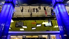 Menschen und Wagen der U-Bahn spiegeln sich in München an der Decke der U-Bahn-Station "Münchner Freiheit". | Bild: picture-alliance/dpa