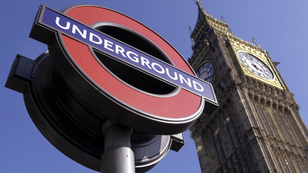 Big Ben und Underground-Zeichen in London | Bild: picture-alliance/dpa