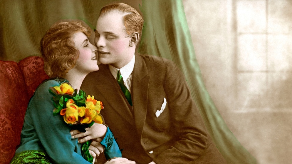 Postkartenmotiv um 1900 zum Valentinstag - ein Paar küsst sich | Bild: picture alliance / dpa-Zentralbild / our-planet.berlin-Heinz Krimmer | Heinz Krimmer