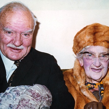 Agatha Christie, mit ihrem Ehemann Max Mallowan 1973 | Bild: picture alliance / ASSOCIATED PRESS | BOB DEAR