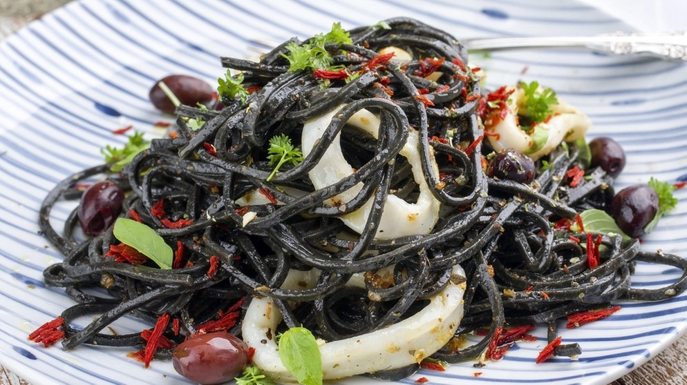 Schwarz gefärbte Pasta durch Tintenfisch | Bild: picture alliance / Zoonar | H.LEITNER