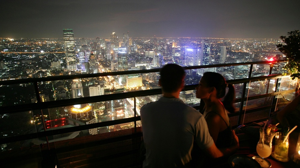 Liebespaar bei Ncht auf einer Dachterasse in Bangkok - am Valentinstag herrscht Ausgehverbot | Bild: picture alliance / imageBROKER | Jochen Tack