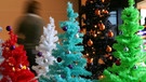Auch künstliche Weihnachtsbäume sind an Weihnachten durchaus beliebt. Ein Christbaum aus Plastik hat den Vorteil, dass er nicht nadelt und wiederverwendbar ist. | Bild: picture-alliance/dpa/Gero Breloer
