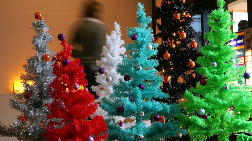 Auch künstliche Weihnachtsbäume sind an Weihnachten durchaus beliebt. Ein Christbaum aus Plastik hat den Vorteil, dass er nicht nadelt und wiederverwendbar ist. | Bild: picture-alliance/dpa/Gero Breloer