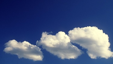 Cumulus-Wolken: auch Haufen- oder Quell-Wolken genannt. Sonnenschein, Regen oder Gewitter: Wolken haben einen Einfluss auf das Wetter. Es gibt zehn Wolkengattungen und vier Wolkenfamilien. Auch Winde können die Wolkenbildung beeinflussen. Zudem wird untersucht, welchen Einfluss Wolken auf das Klima haben. | Bild: picture-alliance/dpa