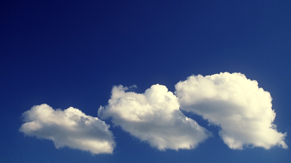 Cumulus-Wolken: auch Haufen- oder Quell-Wolken genannt. Sonnenschein, Regen oder Gewitter: Wolken haben einen Einfluss auf das Wetter. Es gibt zehn Wolkengattungen und vier Wolkenfamilien. Auch Winde können die Wolkenbildung beeinflussen. Zudem wird untersucht, welchen Einfluss Wolken auf das Klima haben. | Bild: picture-alliance/dpa