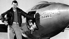 Charles Yeager und die Bell X-1. Im Zweiten Weltkrieg jagten plötzlich Flieger ohne Propeller über den Himmel, schneller als ihre Vorgänger. Die deutsche Messerschmitt Me 262 schrieb Luftfahrtgeschichte. Am 25. Mai 1943 ging die Düsentrieb-Konstruktion in Serie. | Bild: picture-alliance/dpa