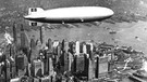 Der Zeppelin Hindenburg am Tag der Katastrophe bei seinem Flug über Manhattan am Nachmittag des 6. Mai 1937. | Bild: picture-alliance/dpa