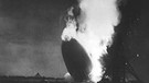 Der Zeppelin "Hindenburg" geht in Flammen auf | Bild: picture-alliance/dpa