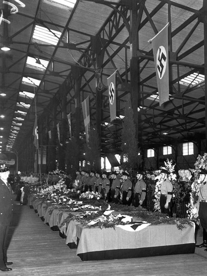 Nazi-Trauerfeier in einer Lagerhalle der norddeutschen Reederei Lloyd im Hafen von New York nach der Zeppelin-Katastrophe von Lakehurst | Bild: picture-alliance/dpa