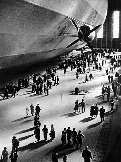 Das Luftschiff Hindenburg im Jahre 1936 in Frankfurt am Main. | Bild: picture-alliance/dpa